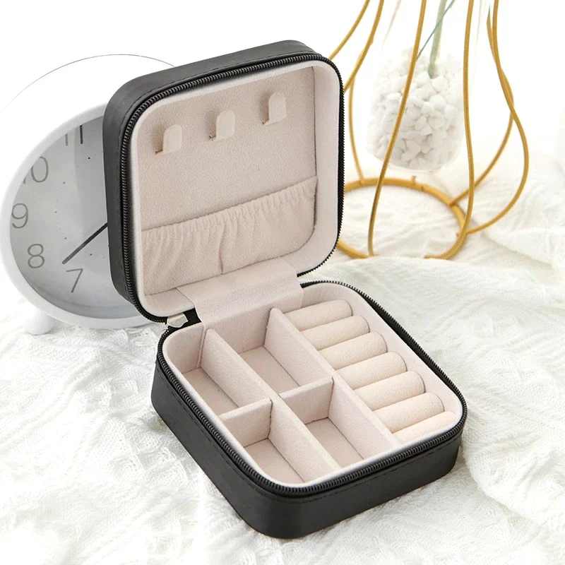 Single-layer travel jewelry box with zip, 10 x 10 x 5 cm — representative supplier photograph